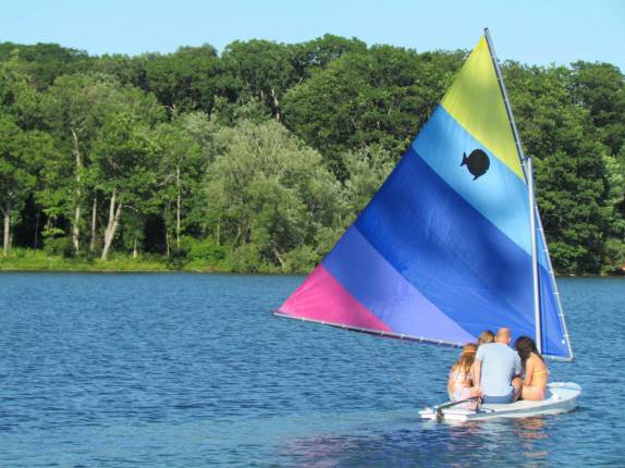 O Quentin leva as meninas para passear no novo veleiro da família, em Lakeville, estado de Connecticut, nos Estados Unidos
